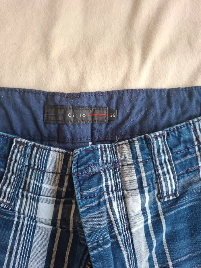 bermuda homme bleu et blanc à carreaux marque Célio, taille 36, en très bon état - photo numéro 2