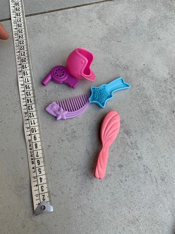 Lot accessoires poupée casque brosse sèche cheveux jouet
