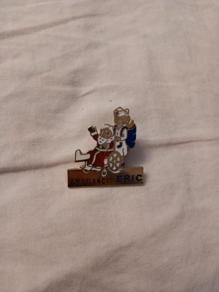 Pin's ambulances Eric