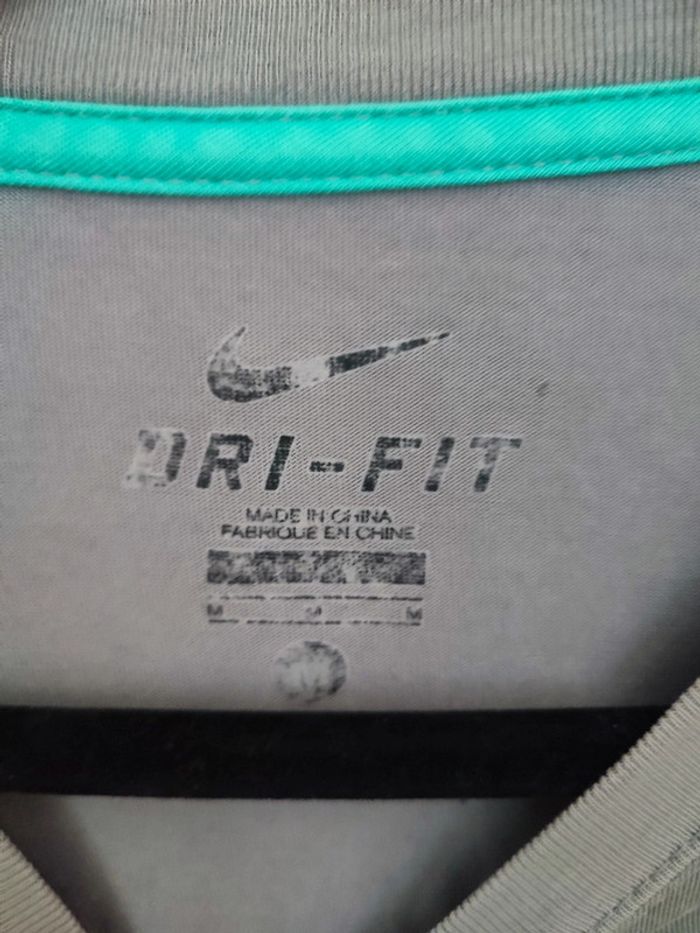 T-shirt Nike Dri-FIT taille M – design basket futuriste
- Bryant Robot bionique - photo numéro 4