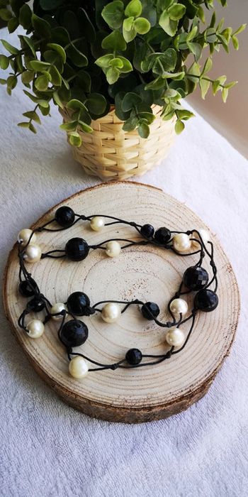 Collier sautoir noir et blanc