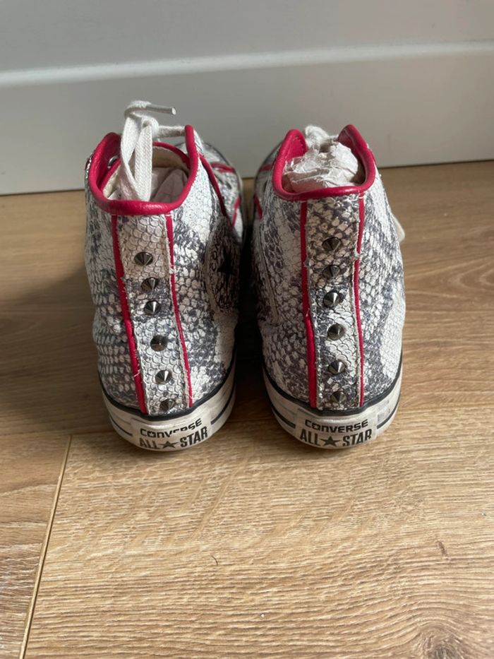Converse montantes cuir effet serpent – clous et liseré rouge - photo numéro 3