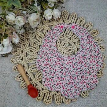 Bavoir forme fleur motifs fleurs