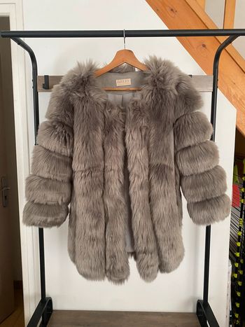 Manteau en fausse fourrure