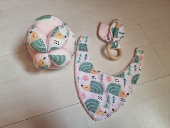 Ensemble balle prehe, hochet et bavoir