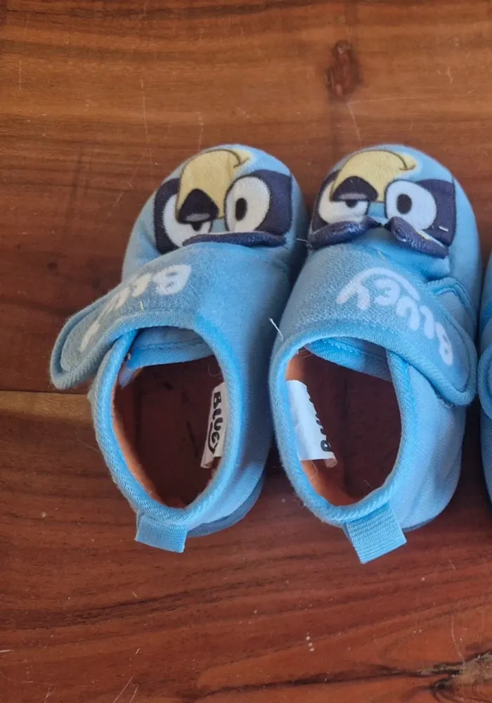 Pantoufles Bluey taille 24 - photo numéro 2
