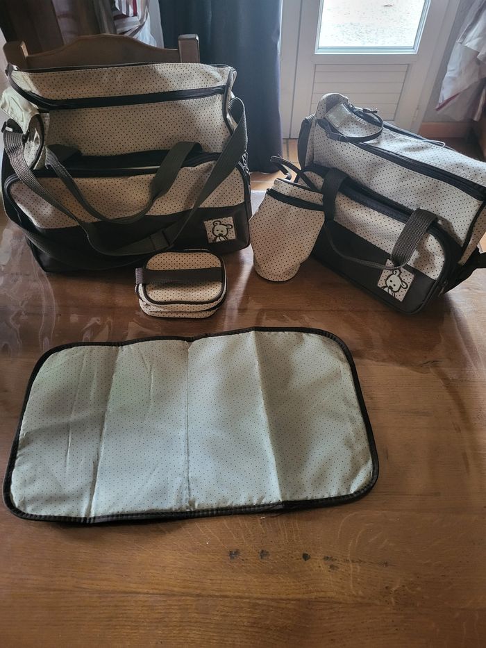 Lot 2 sacs a langer et accessoires