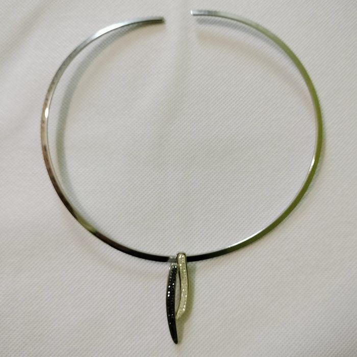 COLLIER RAS DE COU AVEC PENDENTIF VICTORIA
