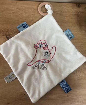 Neuf doudou plat mouchoir mascotte JO Paris 2024 anneau bois doudou et compagnie