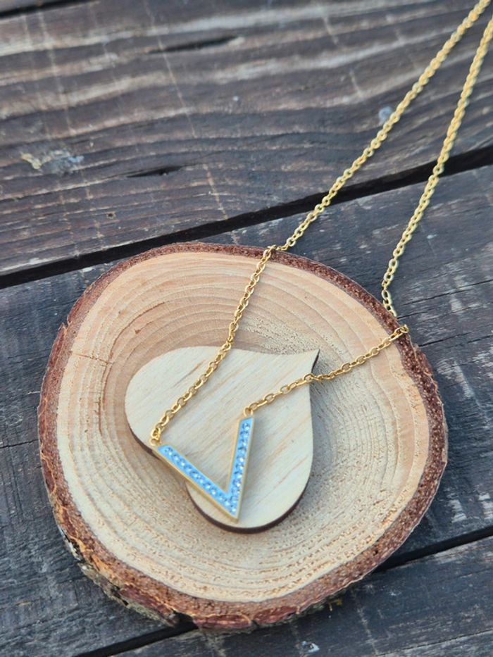 Collier femme avec lettre V brillante - photo numéro 5