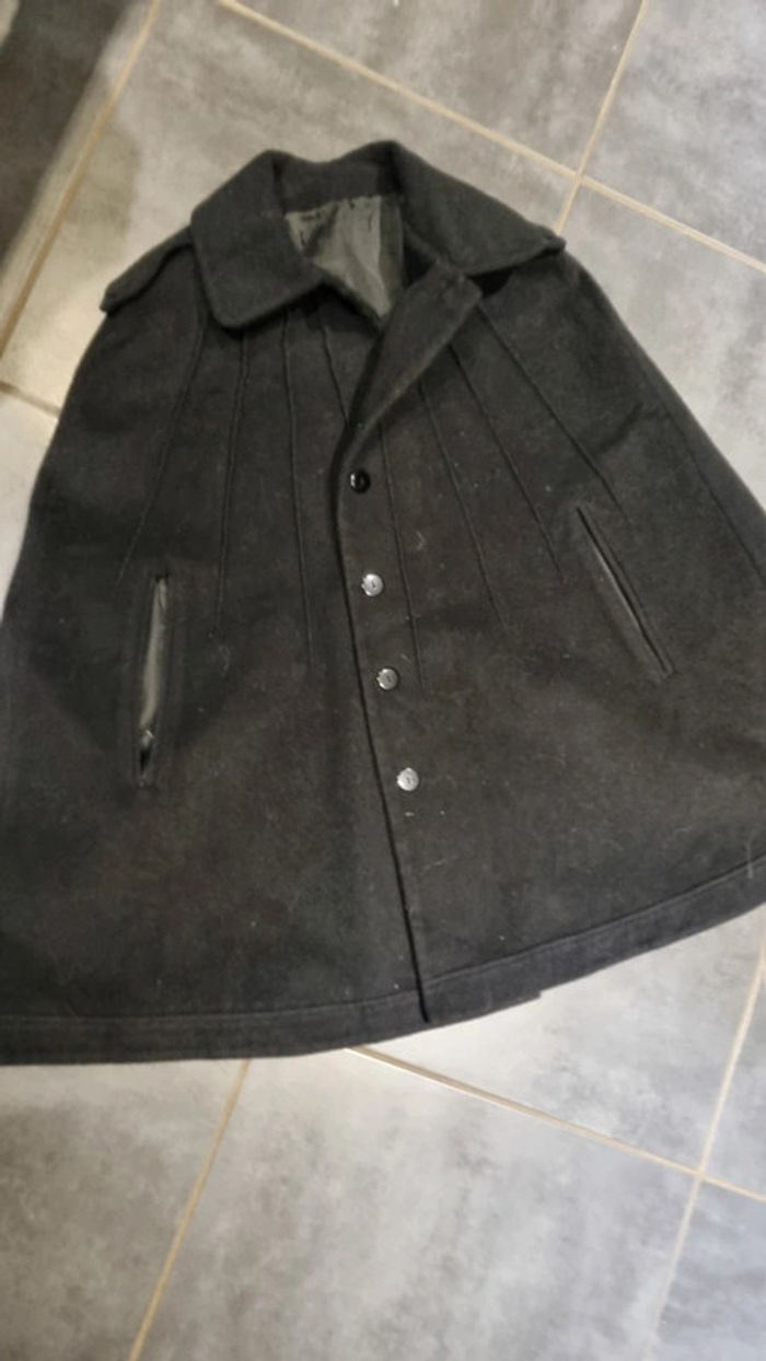 Cape noir 60% laine L parfait état belle qualité - photo numéro 2