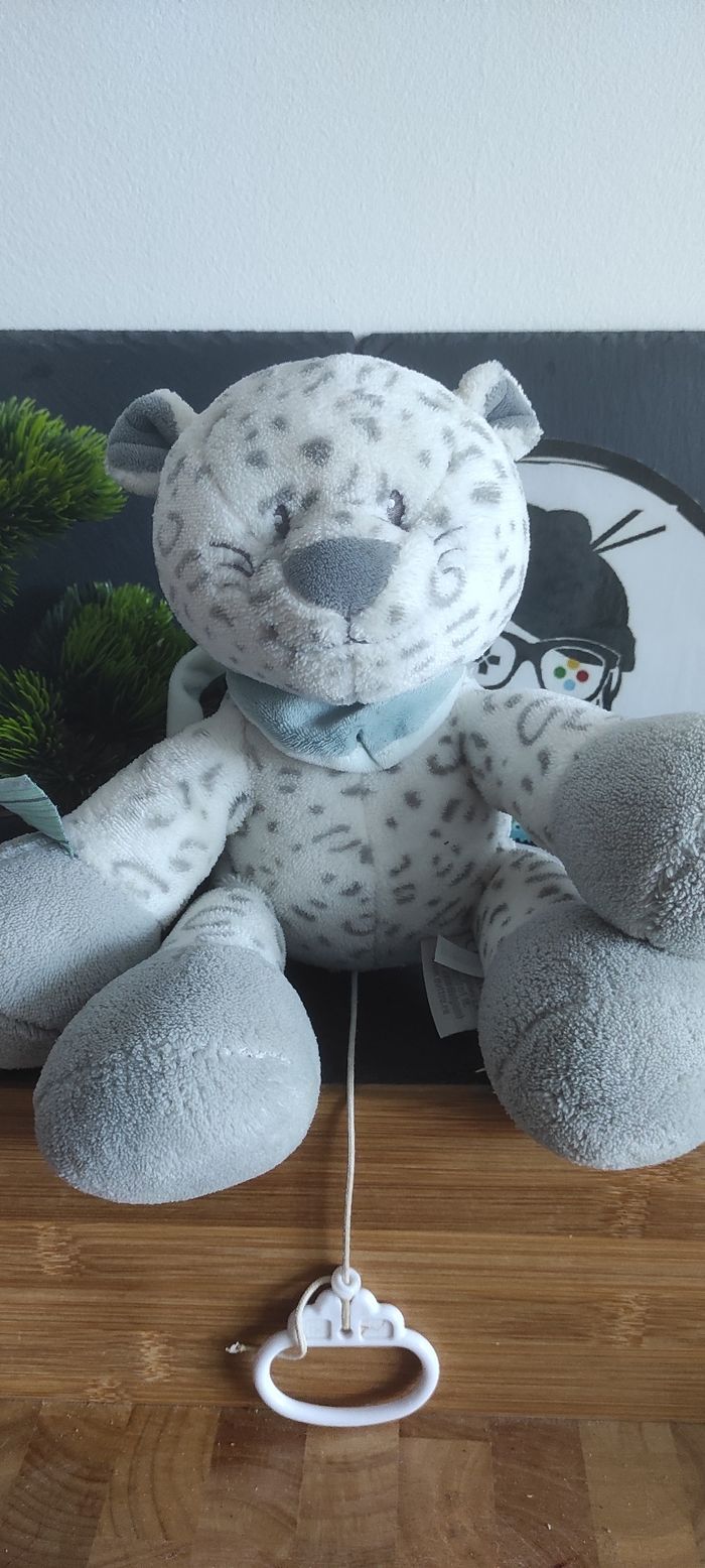 doudou peluche musical panthere des neige léopard Léa nattou gris blanc vert bandana