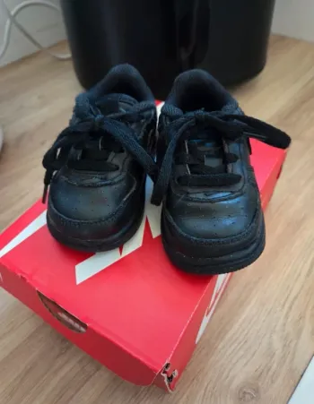 Chaussure nike taille 19.5 comme neuve