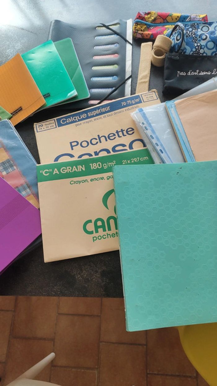 Lot fournitures scolaires
Classeurs, pochettes, canson, cahiers, trousses.. - photo numéro 3