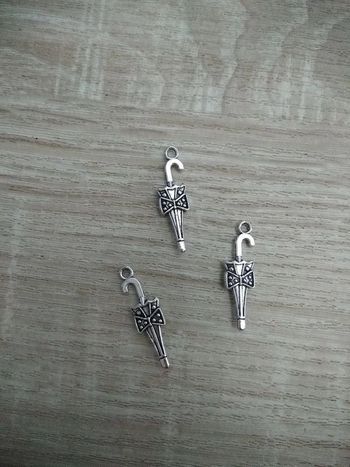 Lot de 3 breloques ombrelle