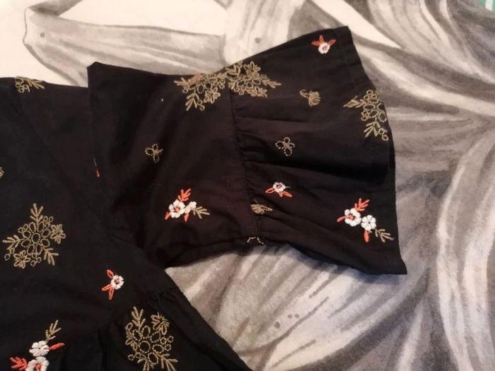 Blouse noire manches courtes et évasées - photo numéro 2