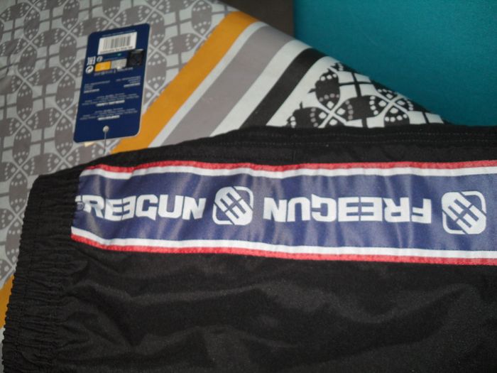 short de bain garçon noir marque Freegun taille 10/12 ans - photo numéro 4