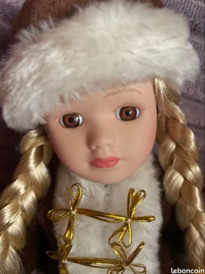 Poupée en porcelaine - photo numéro 2