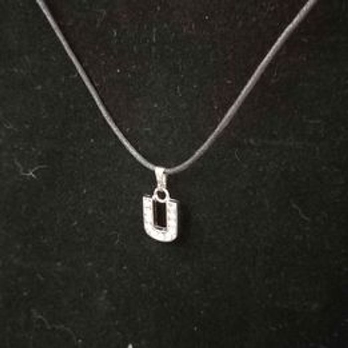 Collier avec pendentif lettre U - photo numéro 2