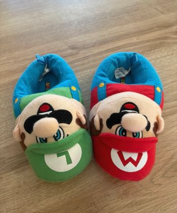 Chausson taille 24 Mario et luigi 