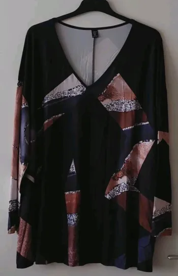 -shirt col v imprimé. 
Taille 48 mais va a une taille 50 aussi.