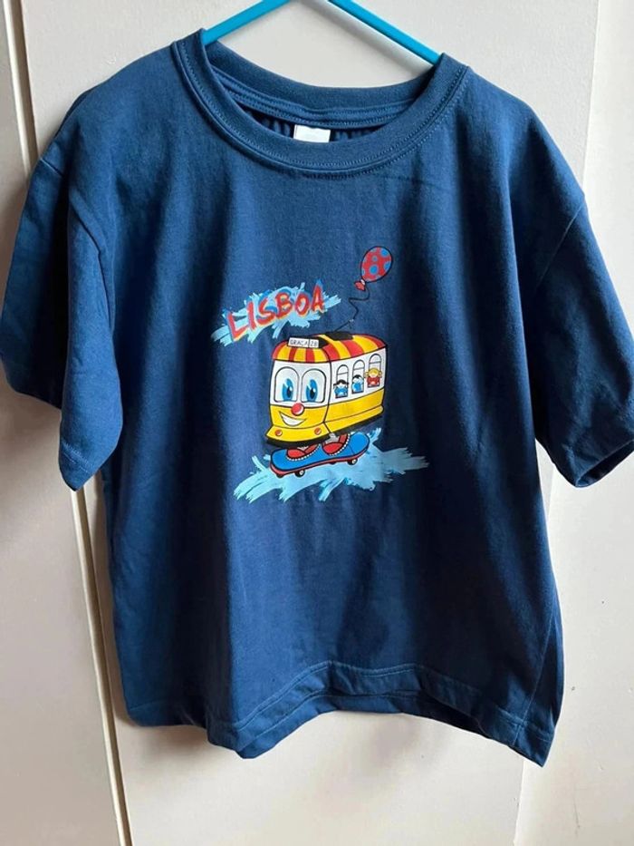 T shirt bleu marine taille 8 ans