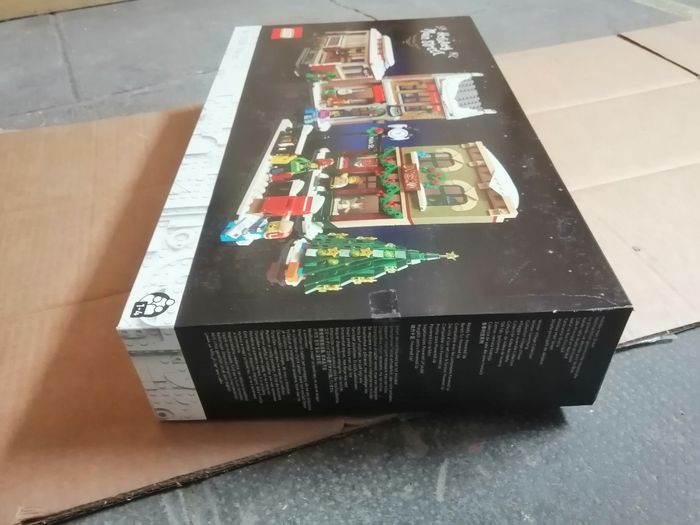 Lego Icons Winter Village 10308 La Grande Récré rue décorée pour les fêtes (Holiday Main Street)

[NEUF] - photo numéro 4