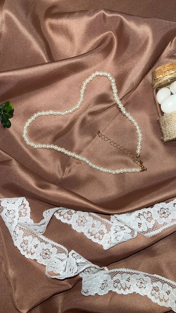 Collier classique en perles blanches