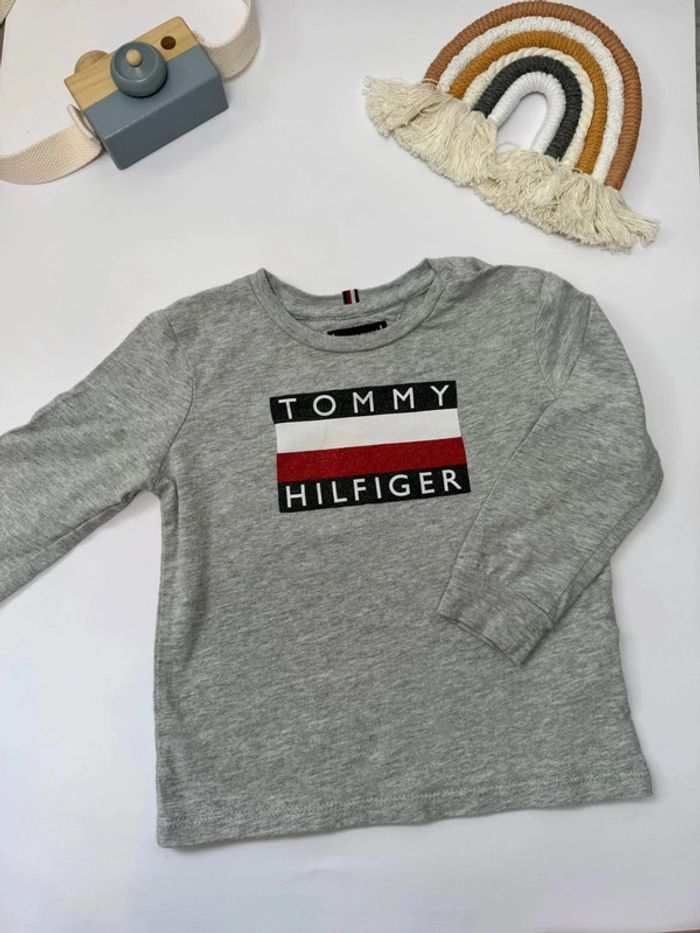 T-shirt Tommy Hilfiger garçon 92 cm gris très bon état