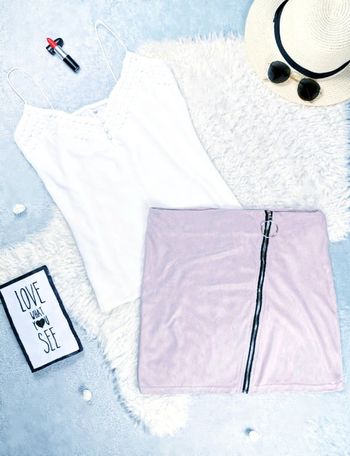 Jupe en suédine violette pâle à fermeture en diagonale- T.S ou T.36 🖤