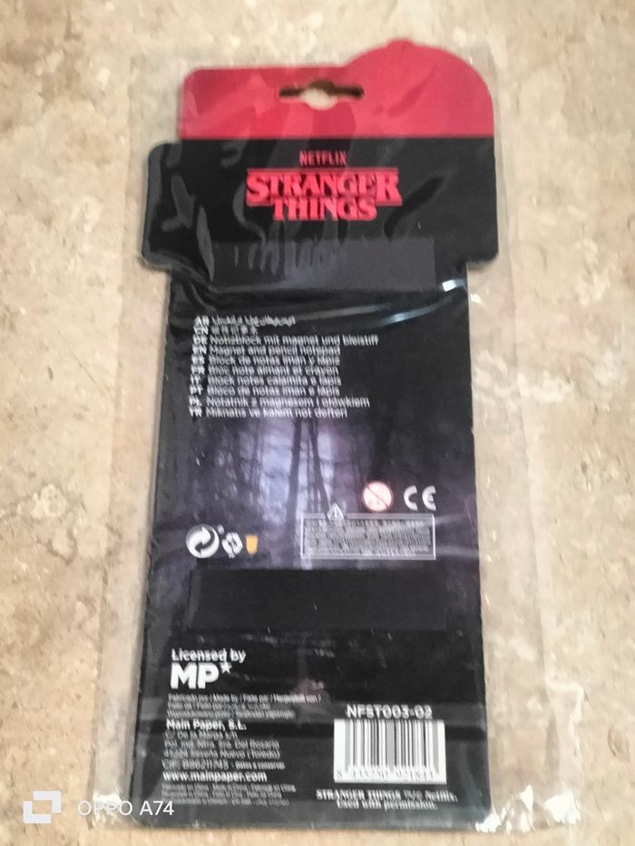 Stranger Things 🧡 Bloc note aimant avec son crayon - photo numéro 4