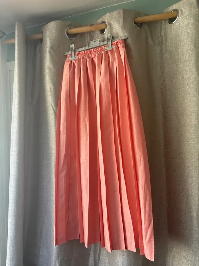 Jupe plissée couleur corail