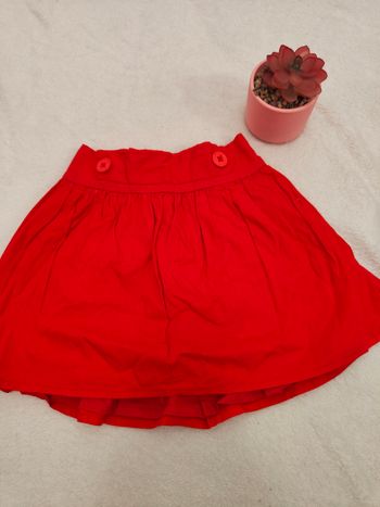 Jupe rouge à bouton