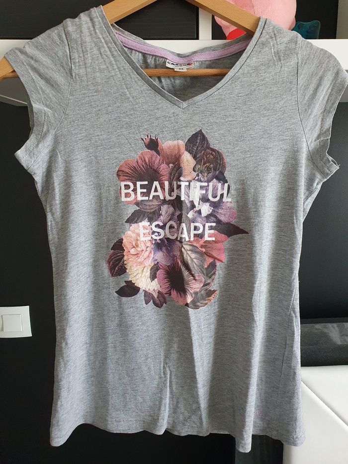 T-shirt gris avec inscription