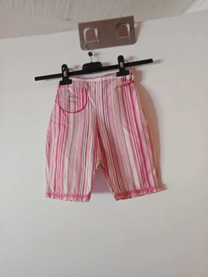 Joli pantacourt rose rayé. 6 ans