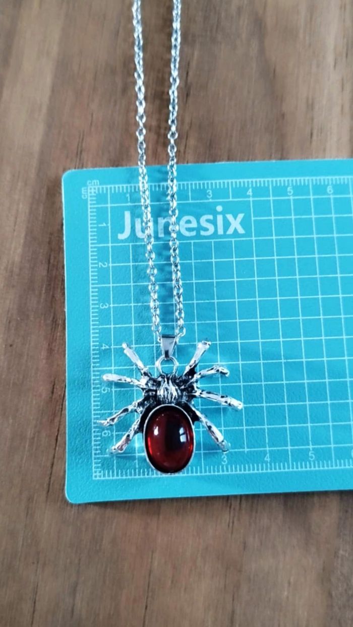 Bijoux Halloween | Collier pendentif araignée - photo numéro 3