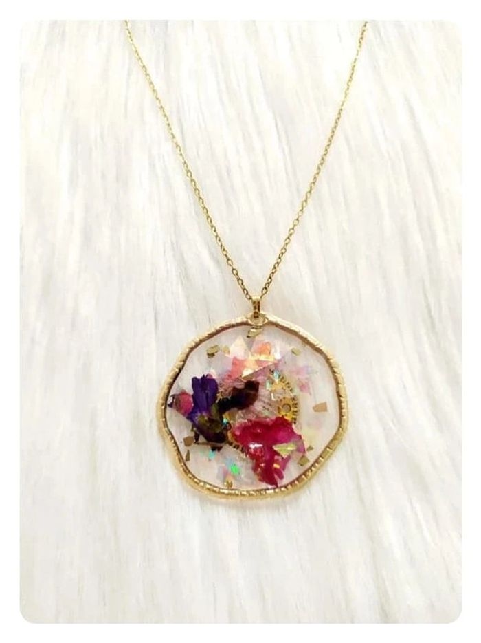 Collier chaîne style romantique steampunk- fleurs séchées résine et roue engrenage - photo numéro 3