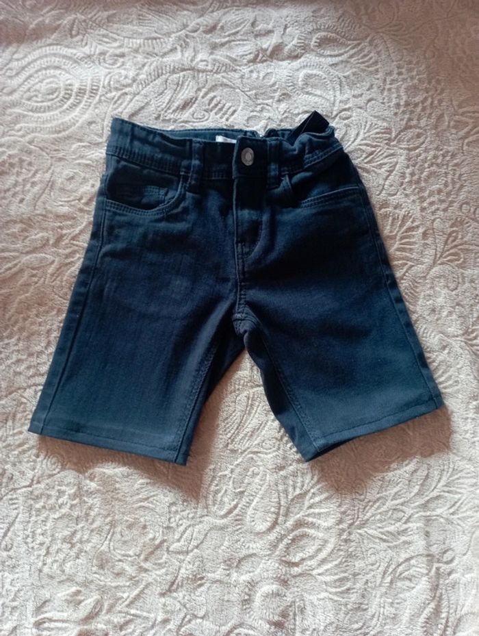 Lot de 2 shorts 4 ans très bon état - photo numéro 2