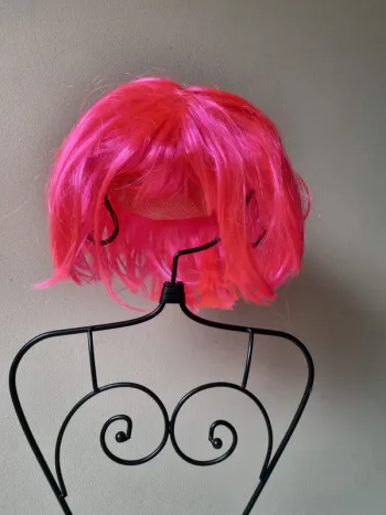 Perruque rose fluo cheveux courts