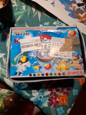 Magnifique lot de 24 pokeball neuve