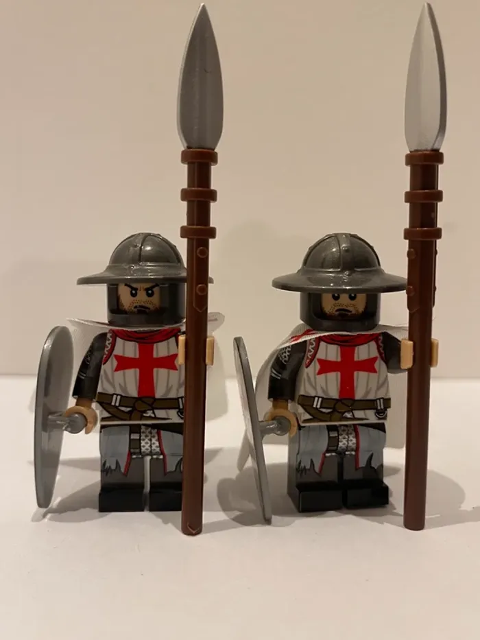 Figurine type lego 2 soldats templiers. Templiers