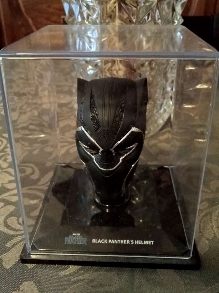 Figurine casque Marvel.