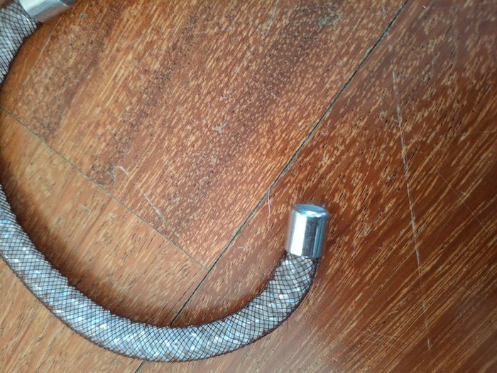 lot de 2 bracelets fantaisies, noirs, 1 avec tête de mort; le tout en parfait état - photo numéro 3