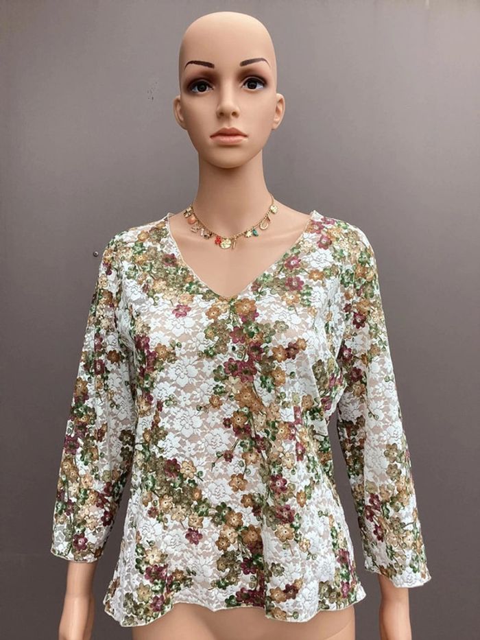 Haut en dentelle fleurie manches 3/4 – Taille S – Très bon état