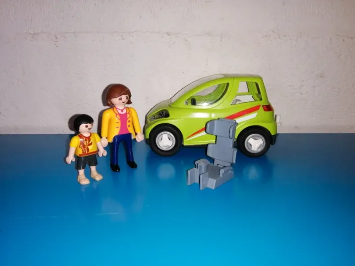 Thème* véhicule & personnage / voiture verte