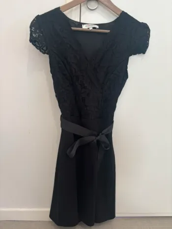 Robe cintrée mi longue en dentelle ( portée 1 fois )