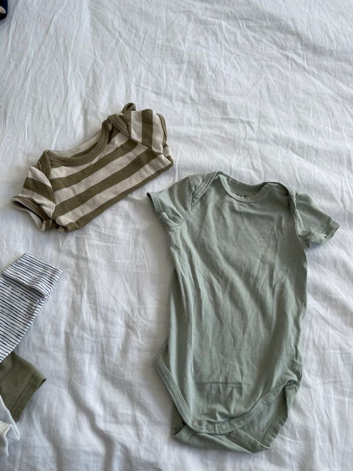Lot bodies 6/9 mois - photo numéro 5