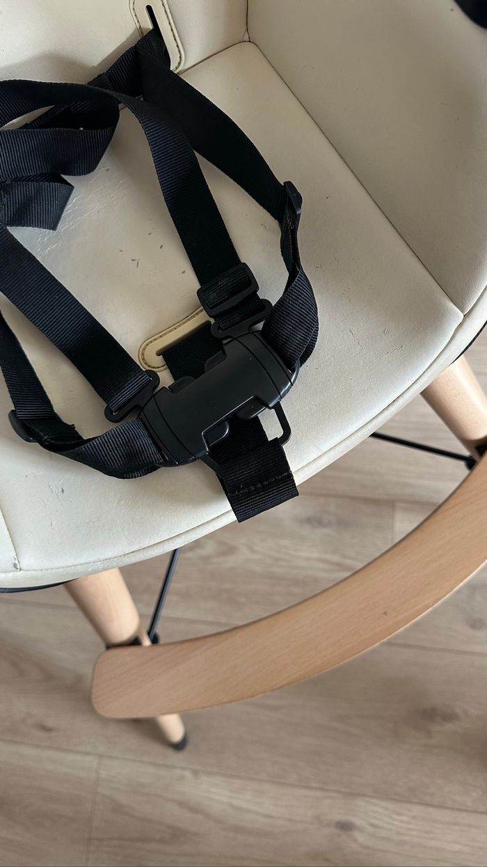 Chaise haute bébé, bois design avec harnais–remise en main, propre uniquement–très bon état - photo numéro 6