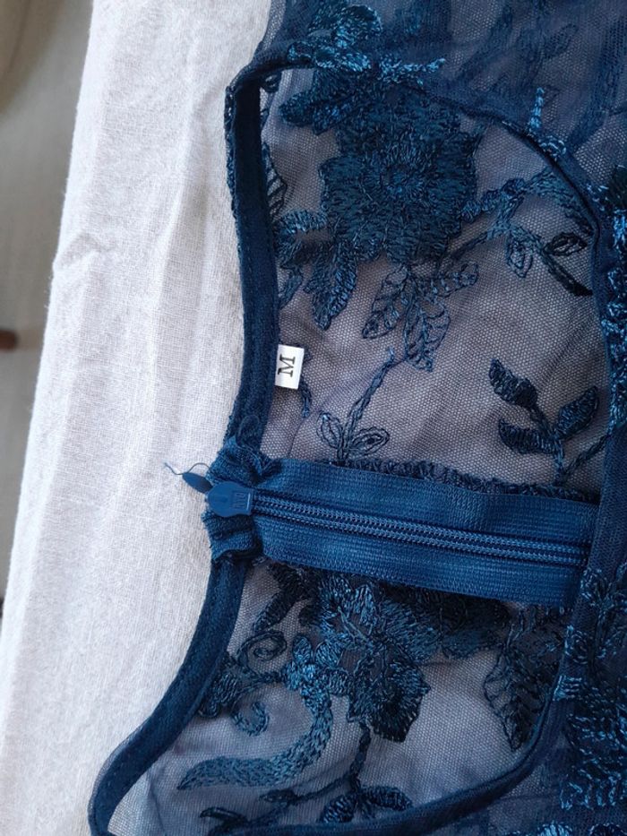Jolie robe de cérémonie été mi mollet dentelles et drapée taille - photo numéro 7