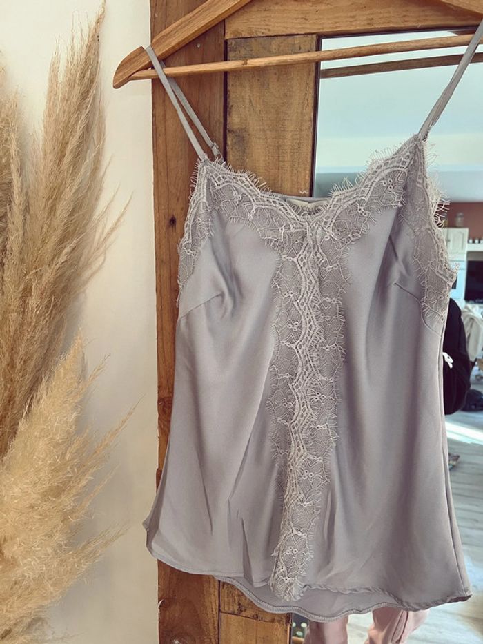 Top satiné femme avec dentelle gris neuf